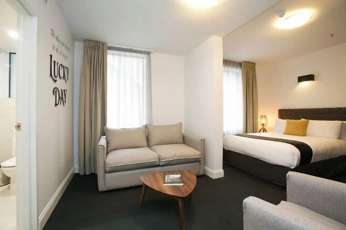 Een strijkplank/strijkijzer, babybedden, gratis wifi, beddengoed