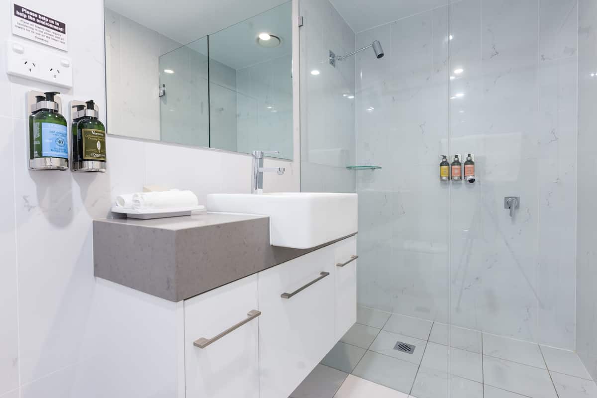 deluxe suite | bathroom | free toiletries, hair dryer, towels