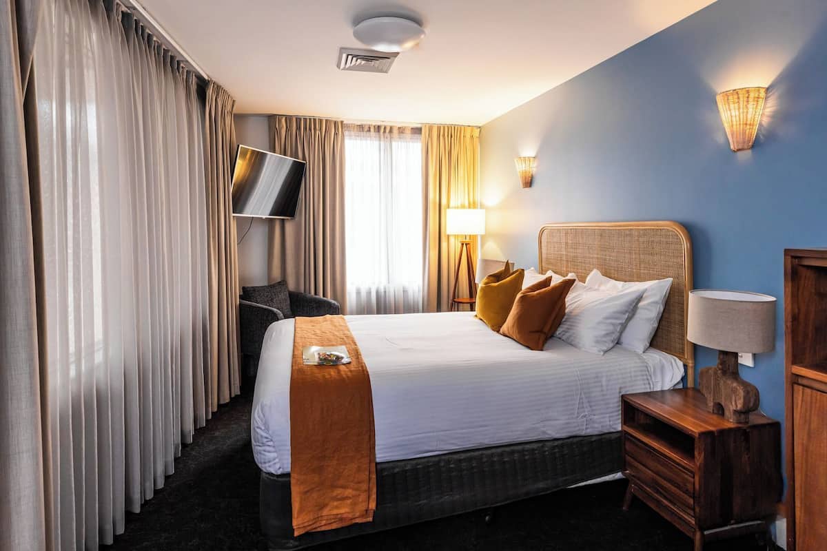 deluxe suite | iron/ironing board, cots/infant beds, free wifi, bed sheets