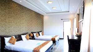 Habitación de hotel con dos camas, un escritorio y una silla.