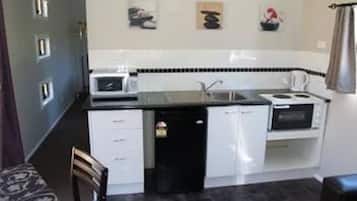 Réfrigérateur, micro-ondes, plaque de cuisson, cafetière/bouilloire