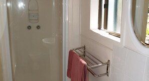 Dusche, Haartrockner, Handtücher, Toilettenpapier