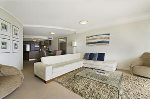 Flat-screen TV, DVD player - Waves Maroochy River (Maroochydore)