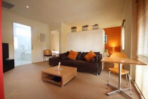 패밀리 스위트, 침실 2개 | 거실 공간 | 디지털 채널 시청이 가능한 1인치 TV