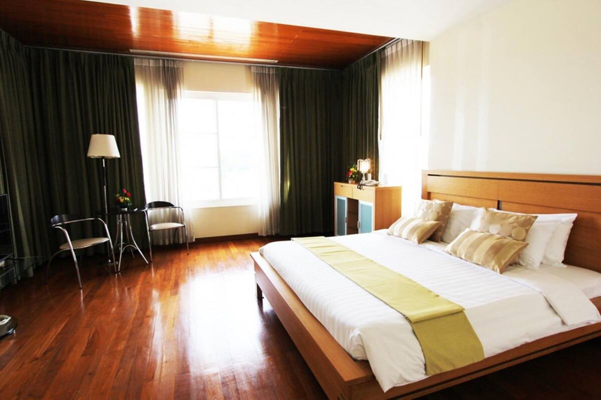 Hotel Executive Suite King Bed | 客房内保险箱、熨斗/熨板、免费 WiFi、床单
