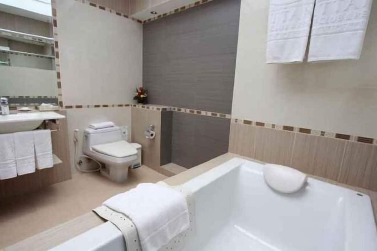 Bathroom | Combined shower/bathtub, deep-soaking bathtub, free toiletries