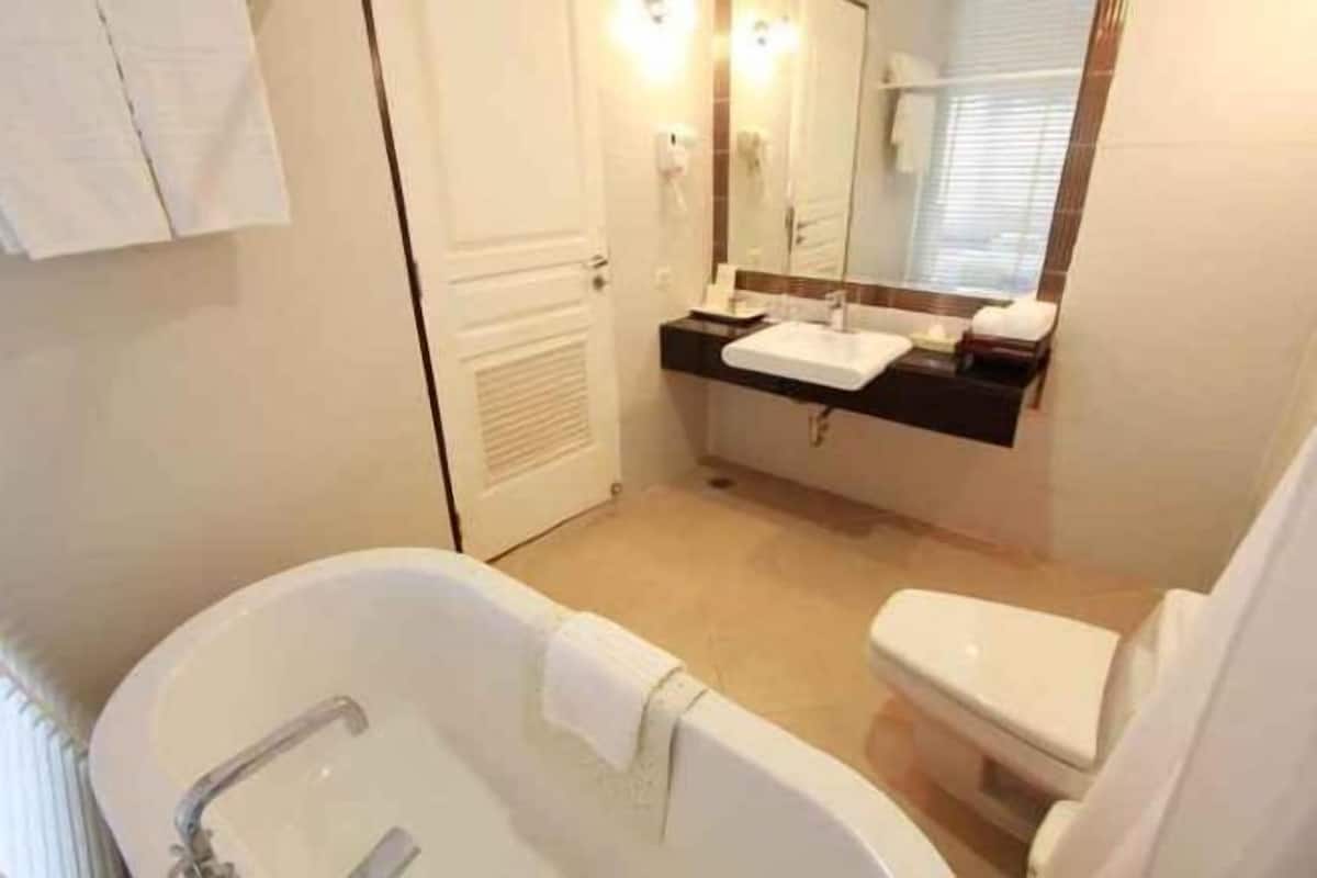 Baño | Tina con regadera, tina profunda, amenidades de baño gratuitas, batas