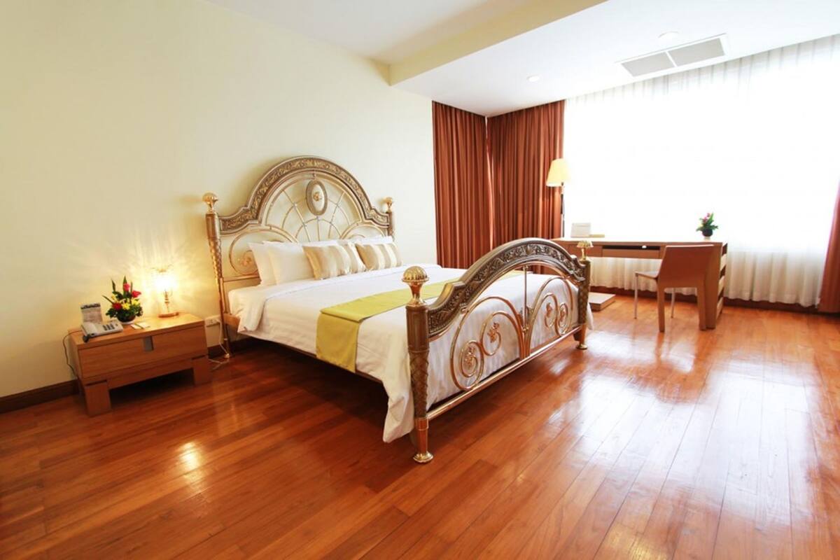 Hotel Pattana Suite Bed  | 客房内保险箱、熨斗/熨板、免费 WiFi、床单
