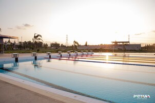 2 室外游泳池，池畔遮阳伞，日光浴躺椅