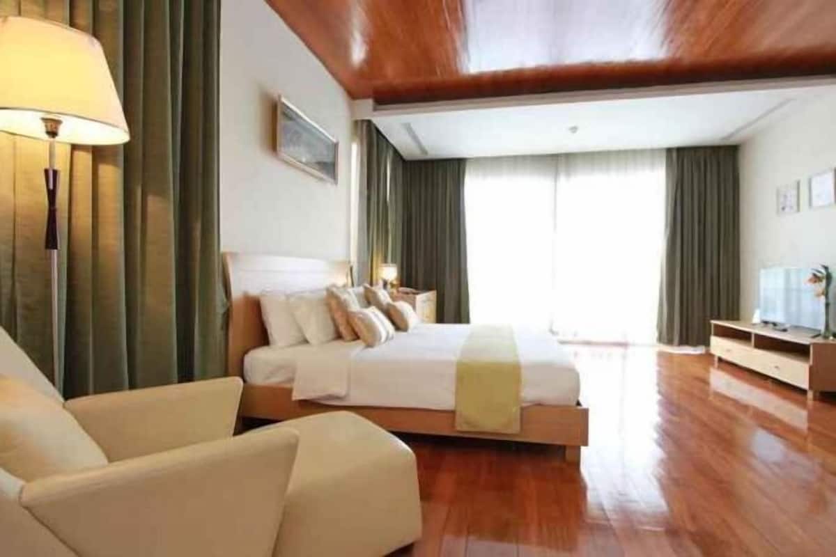 In-room safe, iron/ironing board, free WiFi, bed sheets