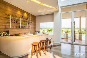2 bares o lounges, bar junto a la alberca 