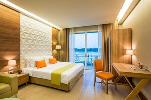 Een kluis op de kamer, een strijkplank/strijkijzer, gratis wifi