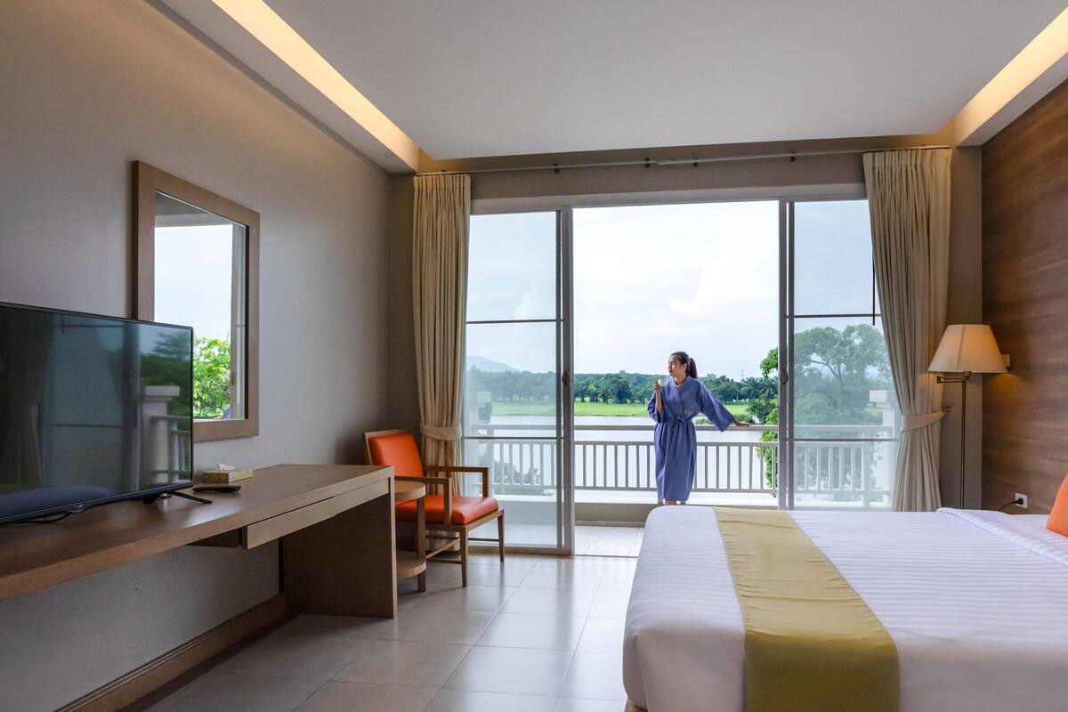 Hotel Deluxe King Bed | 客房内保险箱、熨斗/熨板、免费 WiFi、床单