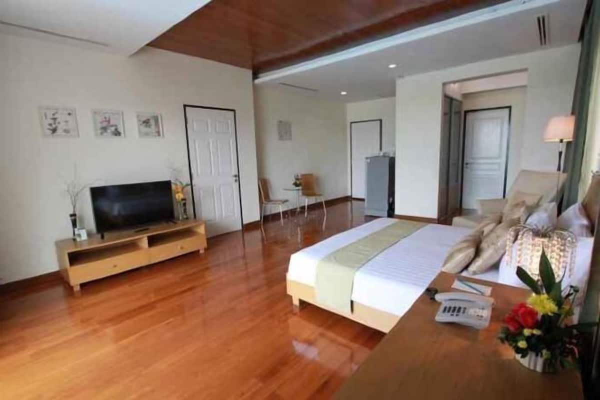 Caja de seguridad en la habitación y tabla de planchar con plancha