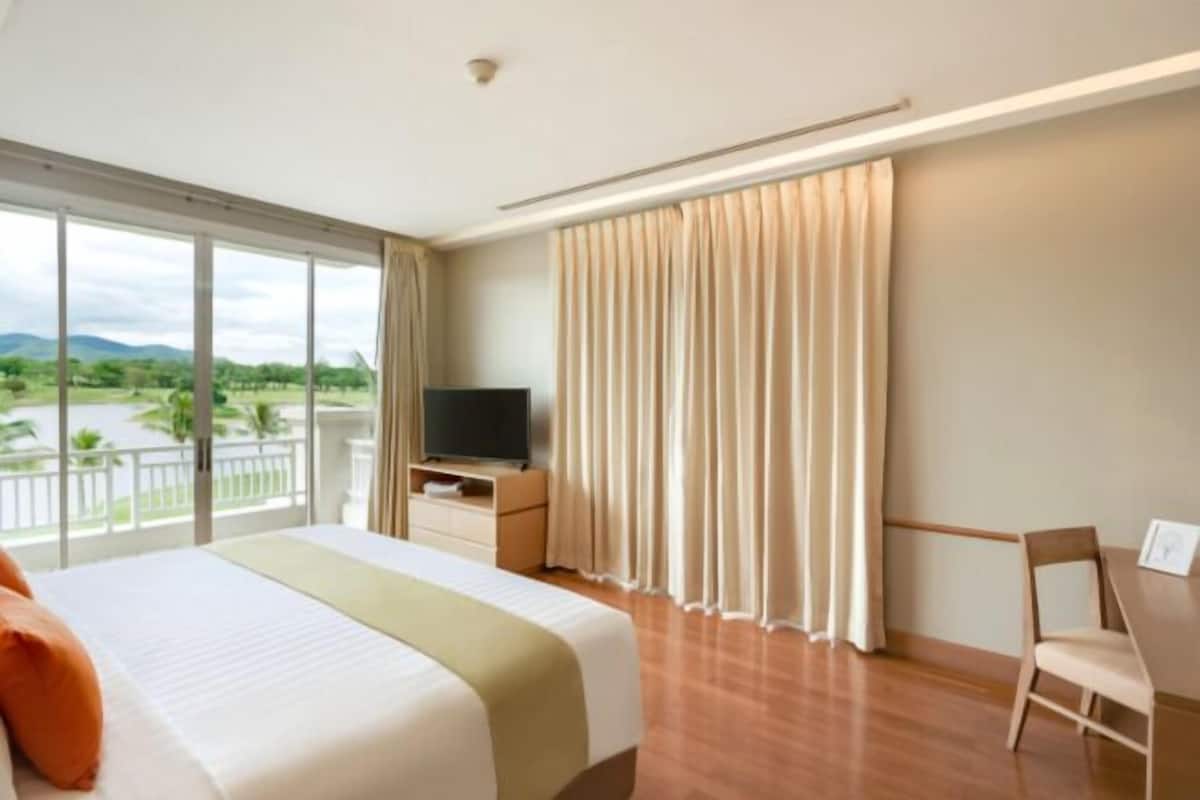 In-room safe, iron/ironing board, free WiFi, bed sheets