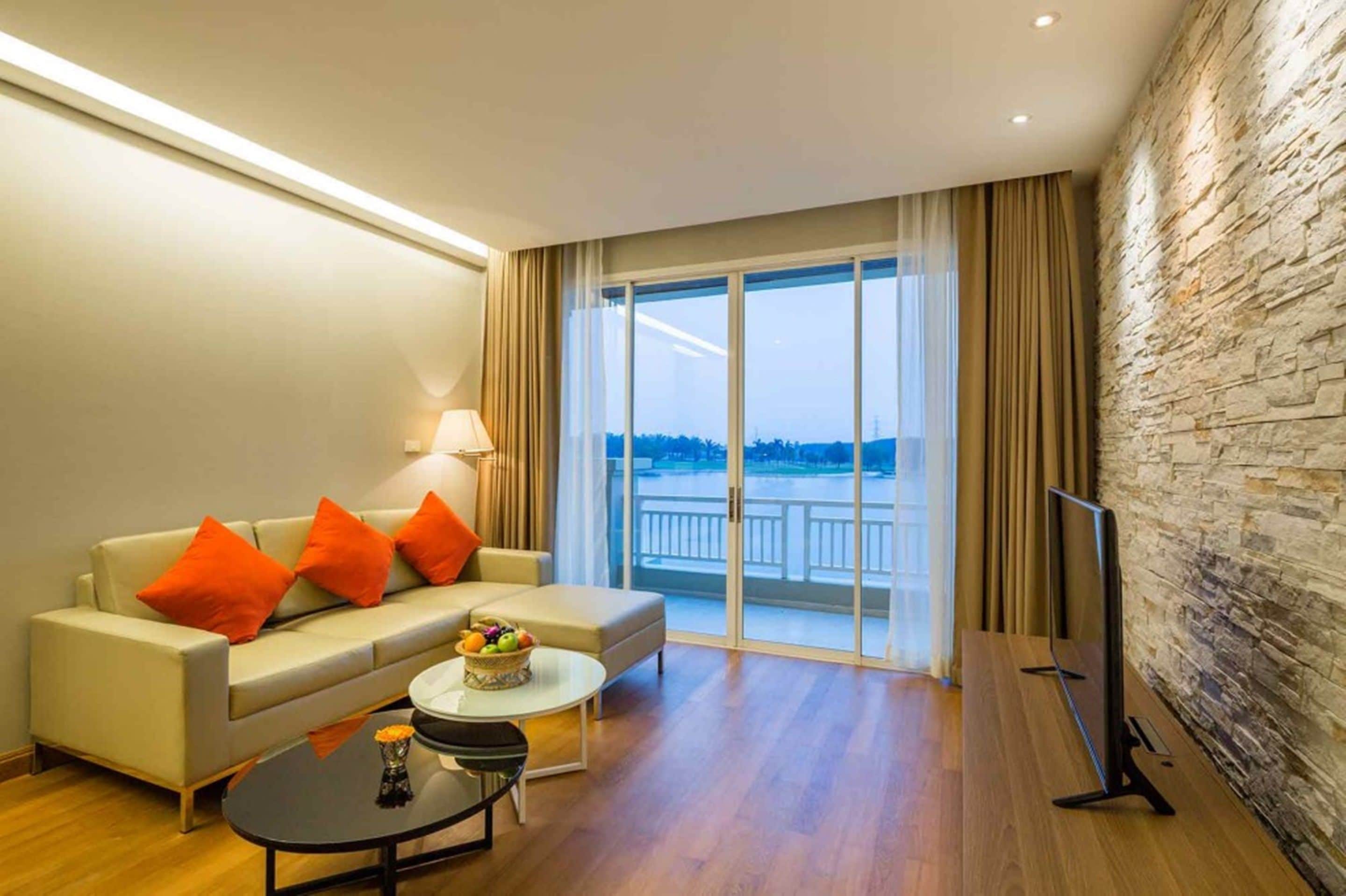 Hotel Grand Deluxe Suite King Bed | Living area | 32-inch LCD TV with satellite channels, TV