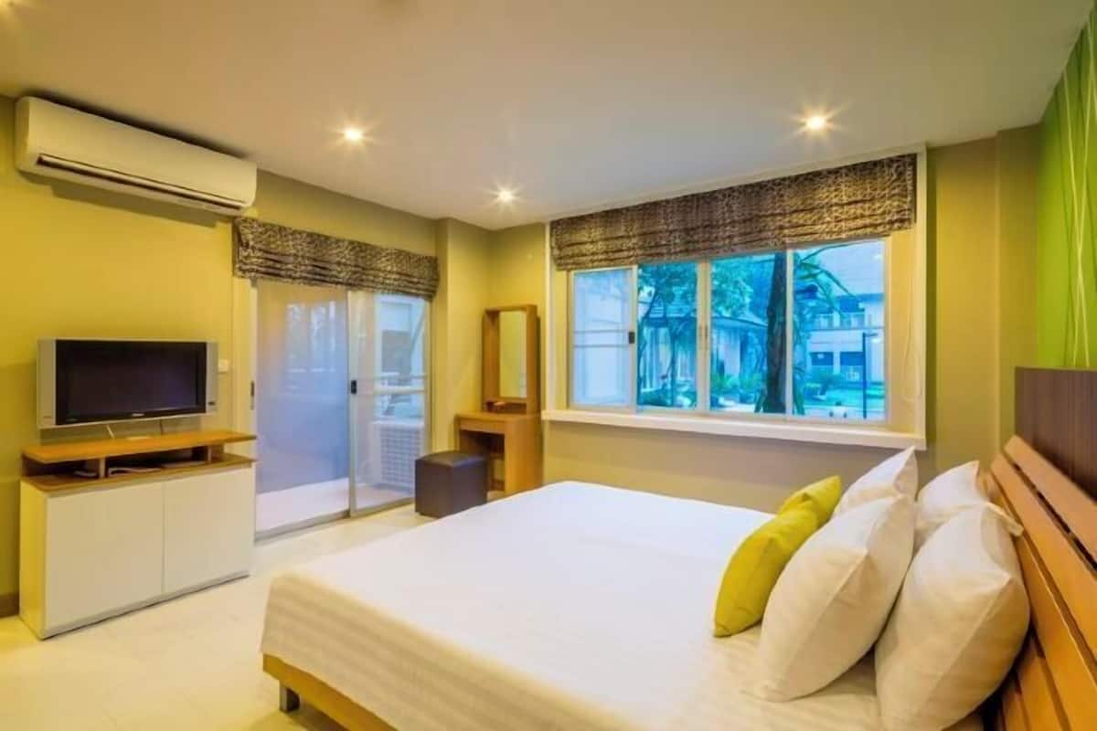 In-room safe, iron/ironing board, free WiFi, bed sheets