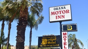 A motel sign with "Orana Motor Inn" and a Budget Motel sign. - Orana Motor Inn (Irymple)