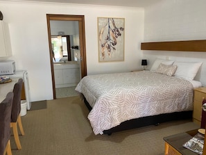 Tabla de planchar con plancha, wifi gratis y ropa de cama