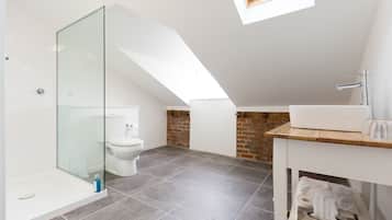 Kamer | Badkamer | Een regendouche, gratis toiletartikelen, een haardroger, handdoeken