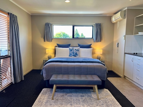 Televisión LED de 43 pulgadas con canales premium, una televisión. Ashbrook Motel Taupo