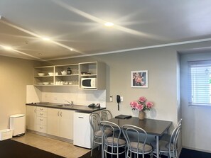 Réfrigérateur, micro-ondes, plaque de cuisson, cafetière/bouilloire