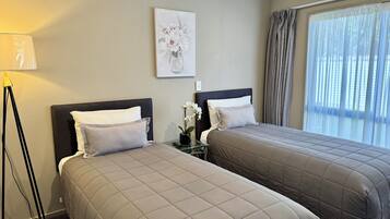 Suite superior, 1 habitación (Superior Spa Suite) | 1 dormitorio, colchones con acolchado adicional, escritorio