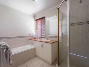 Combined shower/bathtub, deep-soaking bathtub, hair dryer, towels - Annand Mews Serviced Apartments (Harristown)