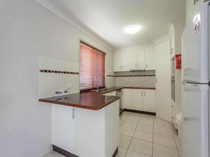 Full-sized fridge, microwave, stovetop, dishwasher