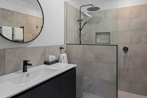 Deluxe Bungalow, 3 Bedrooms, Garden View | Bathroom | Free toiletries, hair dryer, towels, soap - Yarra Gables (Healesville)