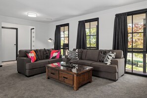 Bungalow – deluxe, 3 soverom, hageutsikt | Oppholdsområde | En 30-tommers Flatskjerm-TV med digitale kanaler