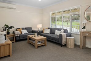 Småhus | Oppholdsomr åde | En 30-tommers Flatskjerm-TV med digitale kanaler