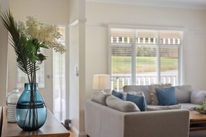 Cottage, 3 slaapkamers | Woonruimte | Een 30-inch flatscreentelevisie met digitale zenders