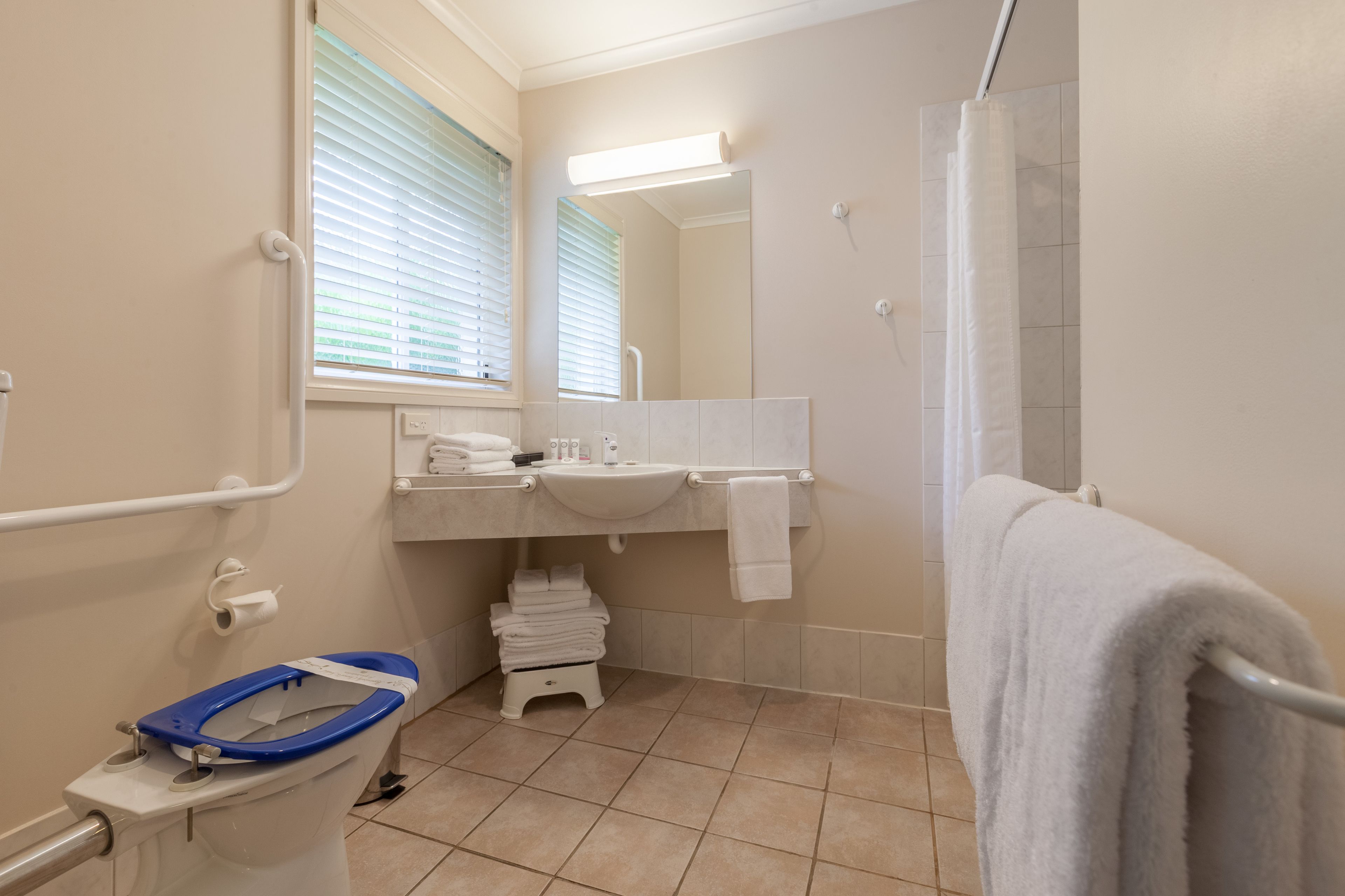 Ein Badezimmer mit Toilette, Waschbecken und Dusche.