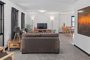 Bungalow – deluxe, 3 soverom, hageutsikt | Oppholdsområde | En 30-tommers Flatskjerm-TV med digitale kanaler