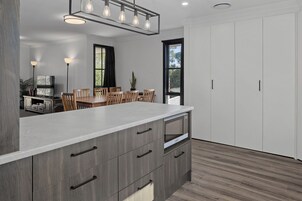 华丽平房, 3 间卧室, 花园景观 | 私人厨房 | 微波炉、烤面包机、餐桌