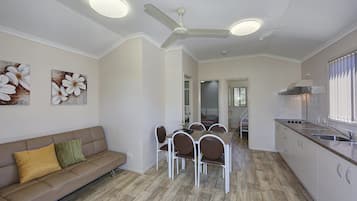Standaard suite, 2 slaapkamers, niet-roken, keuken (Cabin) | Woonruimte | Flatscreentelevisie