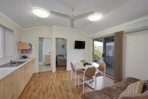 ห้องสแตนดาร์ดสวีท, 2 ห้องนอน, ปลอดบุหรี่, ห้องครัว (Cabin) | บริเวณนั่งเล่น | ทีวีจอแบน