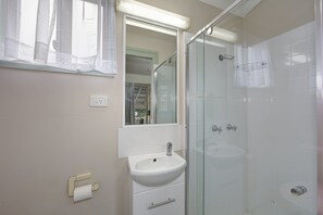 Standard Studio, Non Smoking (Studio Cabin) | Bilik Mandi | Kelengkapan dandanan diri percuma, pengering rambut, tuala disediakan 