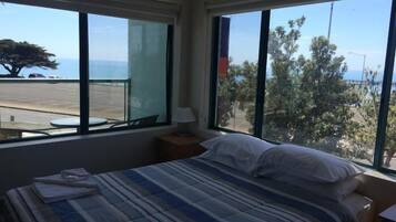 Escritorio, tabla de planchar con plancha y wifi gratis