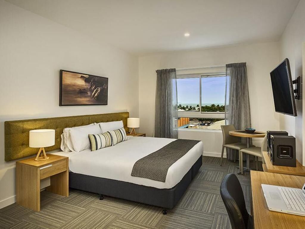 Cofres nos quartos, escrivaninha, espaço de trabalho para notebook