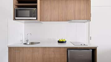 Estúdio standard (Studio Apartment) | Cozinha privada | Geladeira, micro-ondas, cooktop, cafeteira/chaleira