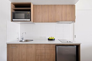 Estudio estándar (Studio Apartment) | Cocina privada | Frigorífico, microondas, placa de cocina y cafetera o tetera