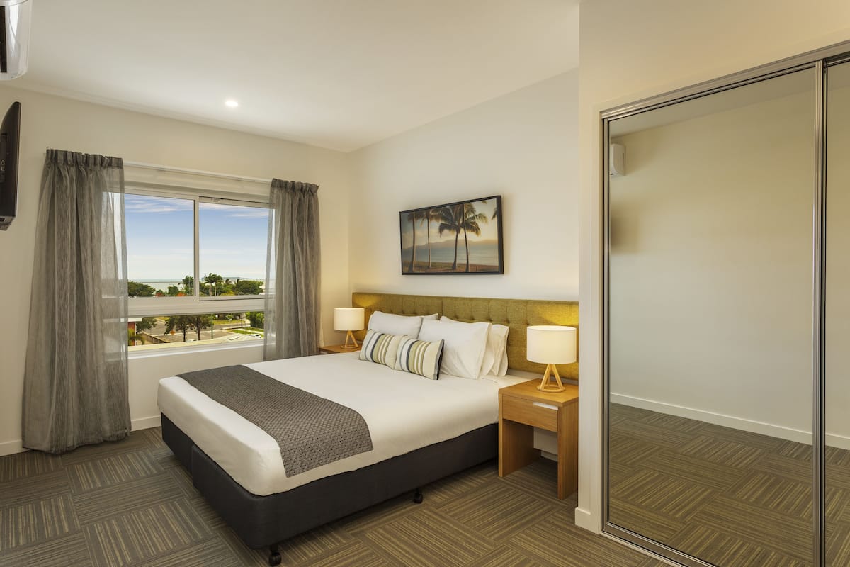 in-room safe, desk, laptop workspace, blackout curtains