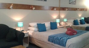 Tabla de planchar con plancha, wifi gratis y ropa de cama 