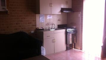 Spa Suite | Private kitchenette | Mini-fridge, microwave, electric kettle, toaster