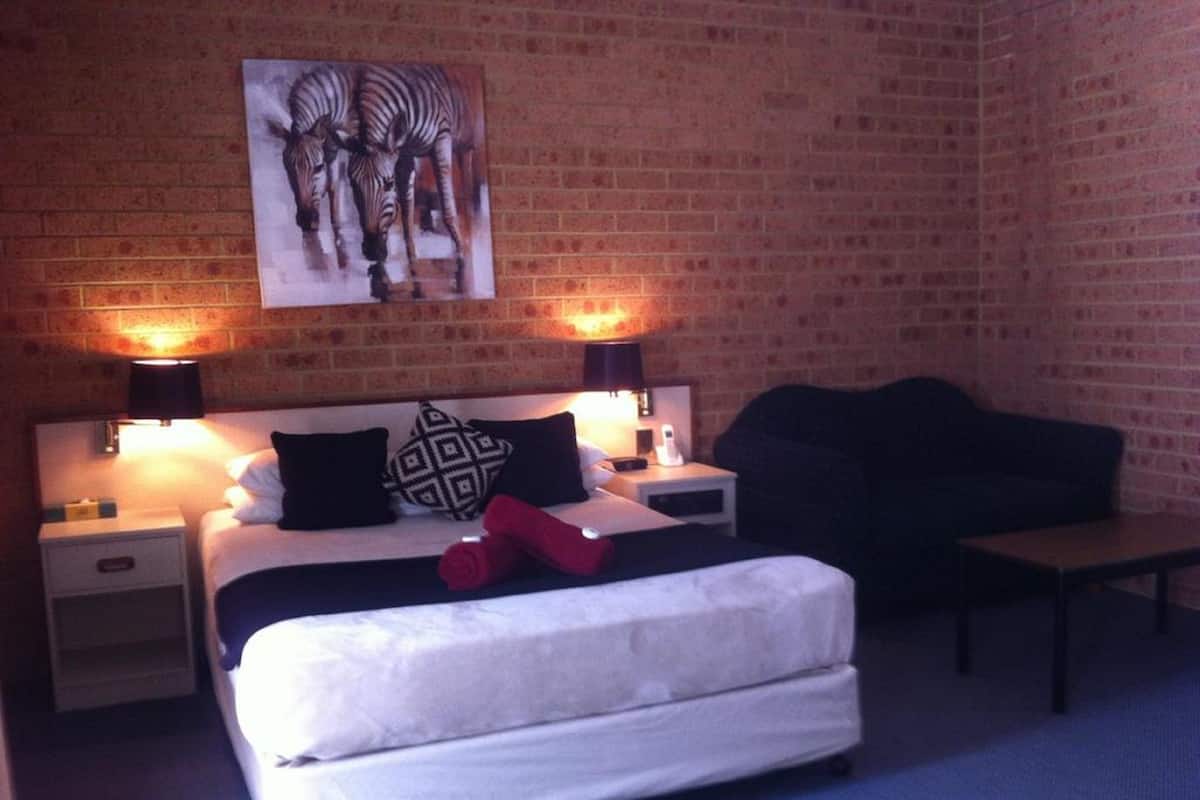 Iron/ironing board, free WiFi, bed sheets