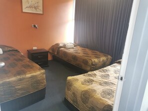 Habitación familiar | Escritorio, espacio para trabajar con un portátil, cortinas opacas