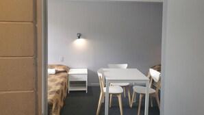 Family Room | Desk, laptop workspace, blackout drapes, soundproofing - Central Motel Ipswich (Ipswich)