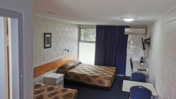 1 habitación, escritorio y espacio para trabajar con laptop